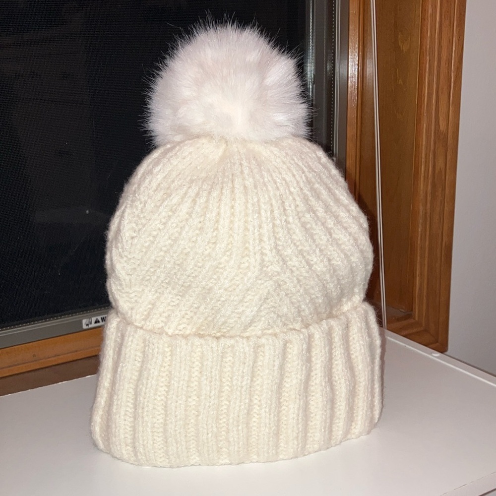 Cozy White Knit Women’s Beanie with Pom Pom
